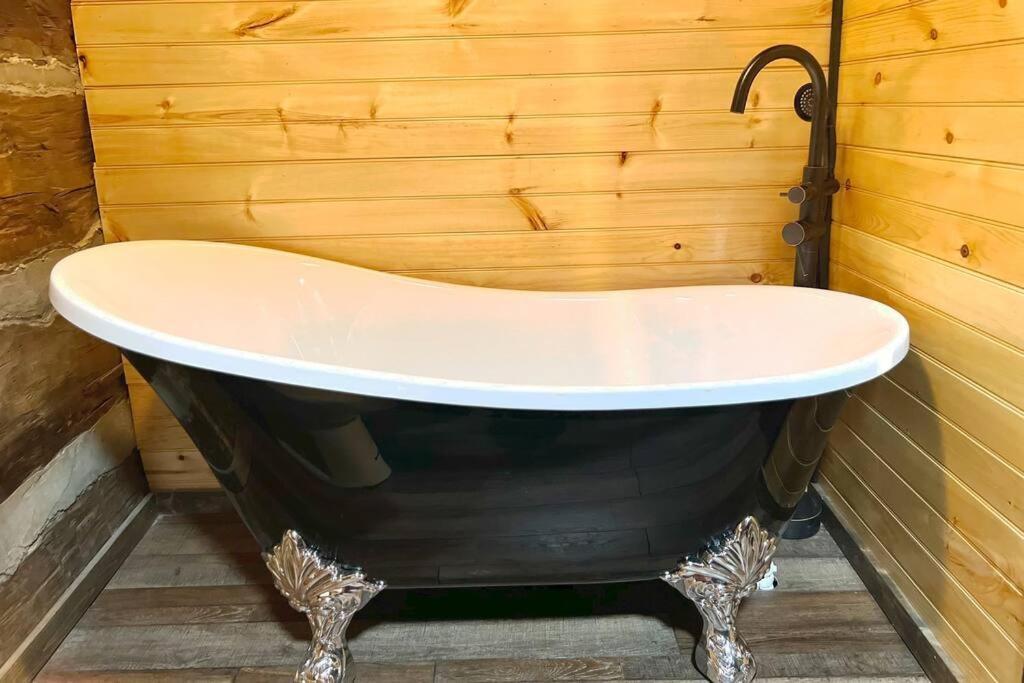 Boozy Bear Bungalow Romantic Cabin 5 Mins 2 Downtown With Hot Tub And Fire Pit Gatlinburg Exterior photo