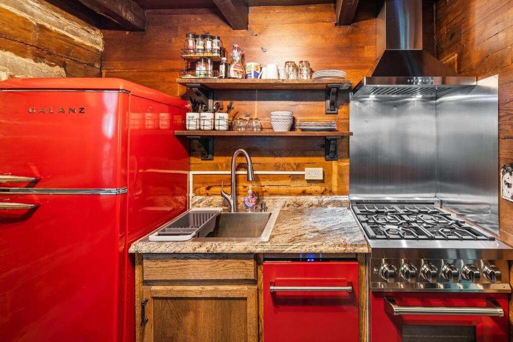 Boozy Bear Bungalow Romantic Cabin 5 Mins 2 Downtown With Hot Tub And Fire Pit Gatlinburg Exterior photo