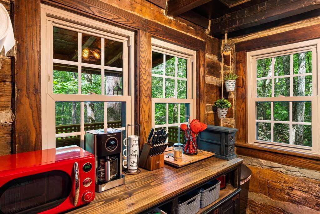 Boozy Bear Bungalow Romantic Cabin 5 Mins 2 Downtown With Hot Tub And Fire Pit Gatlinburg Exterior photo