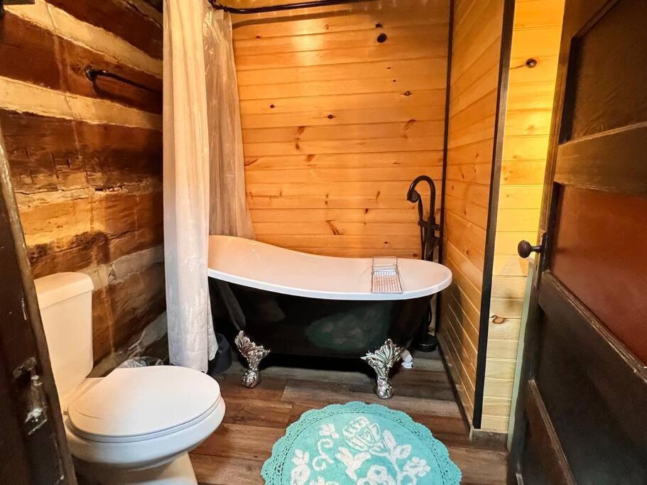 Boozy Bear Bungalow Romantic Cabin 5 Mins 2 Downtown With Hot Tub And Fire Pit Gatlinburg Exterior photo